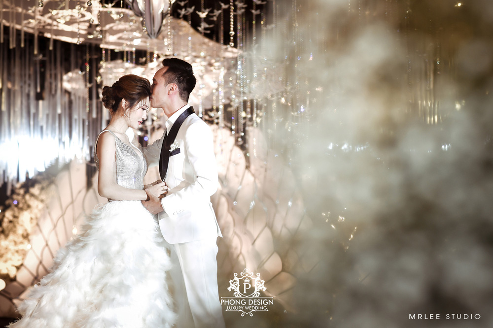 Danh tính cặp đôi chi tiền tỷ trang trí đám cưới, không gian ngập hoa tươi gây choáng ngợp-1