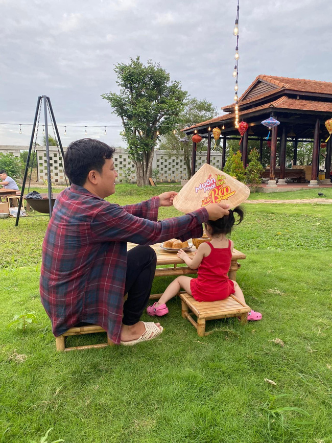 Nhã Phương khoe clip gia đình đi chơi nhà vườn, nhưng dân tình chỉ tập trung soi 1 hành động của Trường Giang với con gái: Dạy con TINH TẾ quá-7