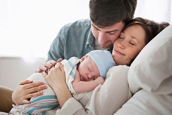 Vừa được đẩy ra khỏi phòng sinh, chồng quỳ sụp xuống bên cạnh nói một câu khiến tôi rơi nước mắt
