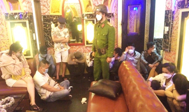 15 nam nữ bay lắc trong quán karaoke ngày khai trương-1