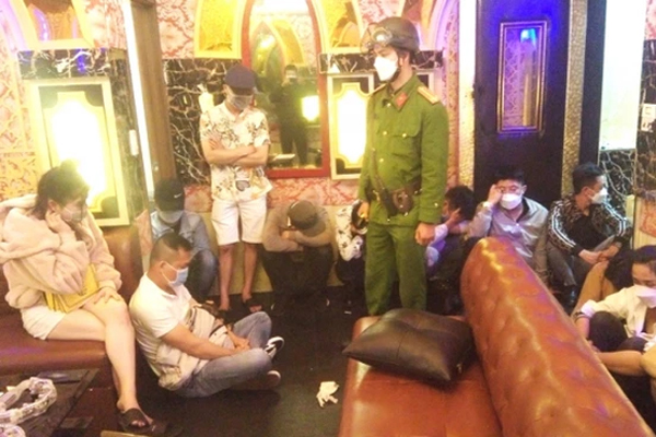 Clip:Xăng tặc vào hô đầy bình rồi quỵt tiền bỏ chạy khiến nhiều người phẫn nộ-1