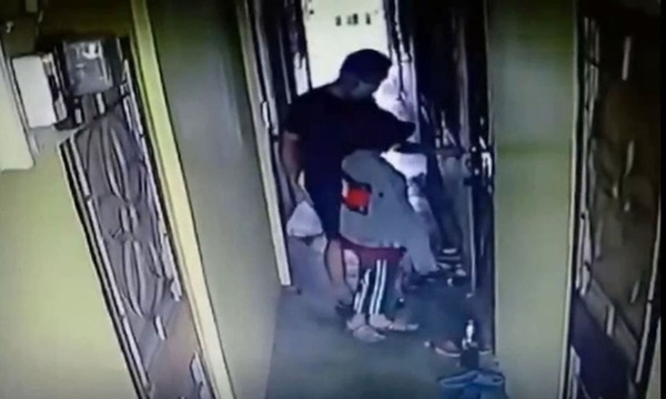 Vợ đi cách ly điều trị Covid-19, nhờ chồng chăm sóc con gái riêng rồi chết sững khi nhìn qua camera ở nhà, khóc không thành tiếng-1