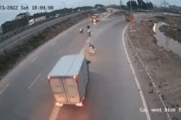 Xe máy chạy ngược chiều gây họa cho ô tô, hành động như vô can ngay sau đó khiến dân mạng bức xúc