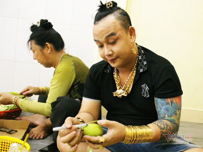 Anh chủ quán đeo 50 lượng vàng: Cũng bất tiện nhưng không dám tháo ra-1