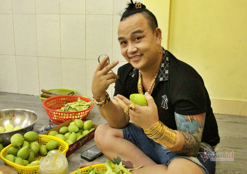 Anh chủ quán đeo 50 lượng vàng: Cũng bất tiện nhưng không dám tháo ra-2