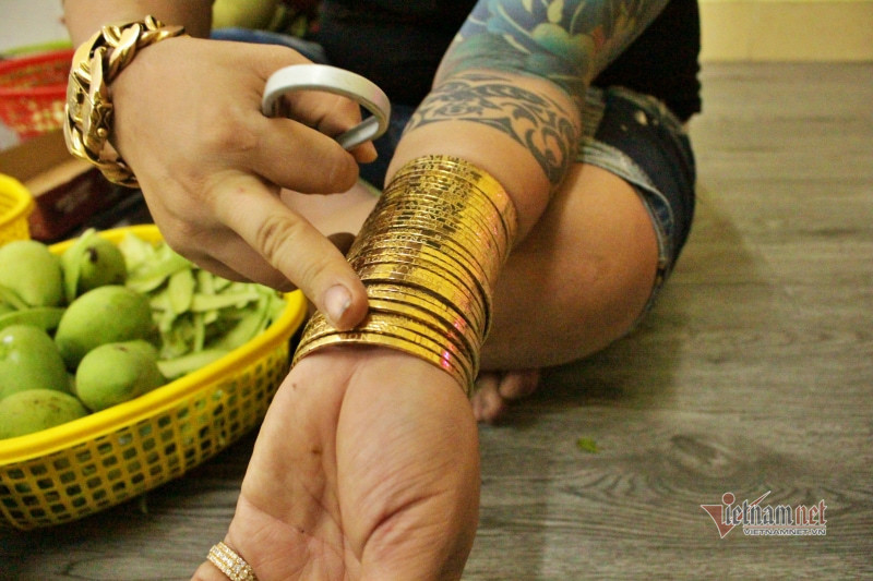 Anh chủ quán đeo 50 lượng vàng: Cũng bất tiện nhưng không dám tháo ra-4