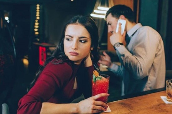 Vừa nhìn thấy hình ảnh người đàn ông mình hẹn hò, cô gái 