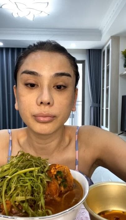 Lâm Khánh Chi lộ mặt mộc trên sóng livestream, dân mạng đồng loạt chê vừa xấu vừa già-2