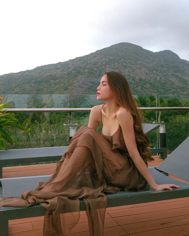 Hà Hồ đúng là bà chúa diện váy hai dây, tìm đỏ mắt không thấy set nào xấu-4