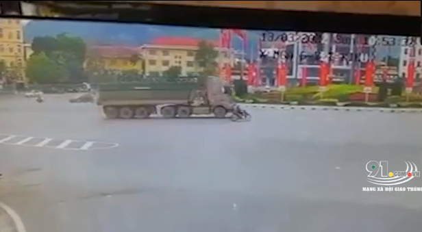 Người đàn ông bị xe ben cán tử vong, camera hé lộ khoảnh khắc bàng hoàng-1