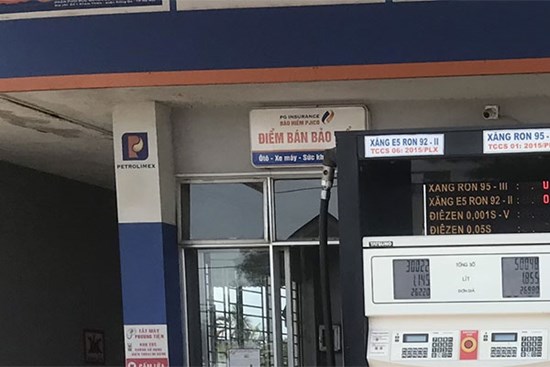 Sinh viên hạn chế về quê, ăn mì tôm... để dành tiền đổ xăng