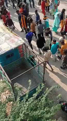 Đoạn clip gây sốc: Thiếu nữ bị đám đông thanh niên quấy rối tình dục, xé quần áo ngay giữa ban ngày, không một ai giúp đỡ-1