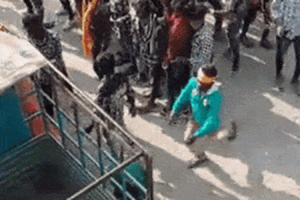 Nữ nhân viên ‘tung cước’ xử đẹp thanh niên bán vé số quấy rối khách nữ-1