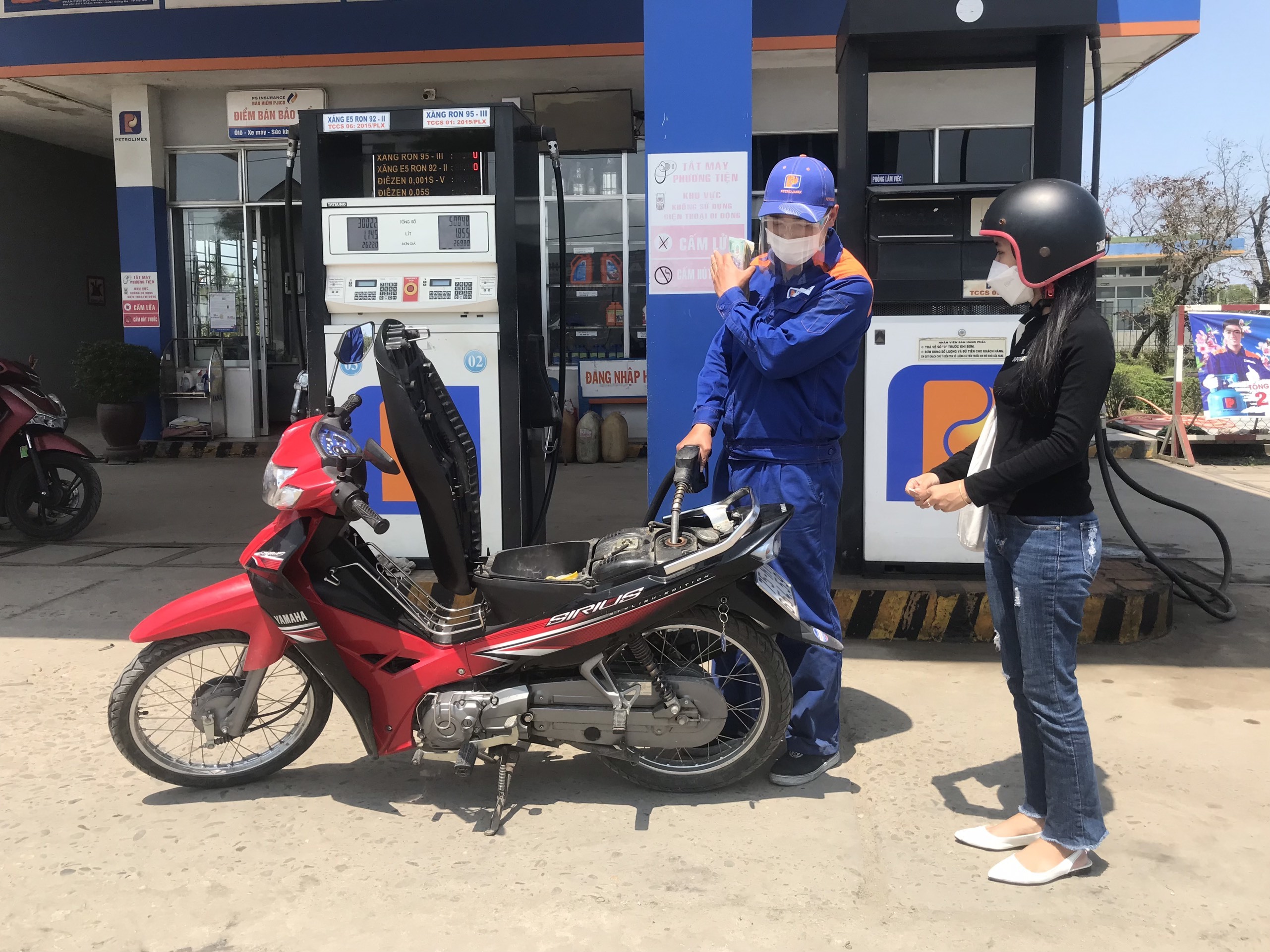 Sinh viên hạn chế về quê, ăn mì tôm... để dành tiền đổ xăng-1