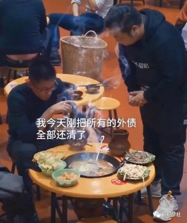 Trả hết nợ 3,6 tỷ, người đàn ông tự thưởng cho mình bữa ăn thịnh soạn, hành động bất ngờ của chủ quán sau đó khiến dân mạng cảm động-1