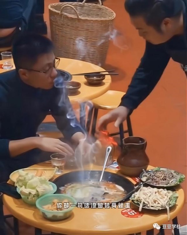 Trả hết nợ 3,6 tỷ, người đàn ông tự thưởng cho mình bữa ăn thịnh soạn, hành động bất ngờ của chủ quán sau đó khiến dân mạng cảm động-4