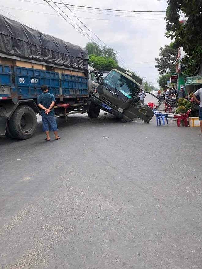 TP.HCM: Xe chở phạm nhân va chạm với xe tải khi di chuyển xuống trại giam, 2 cán bộ công an và phạm nhân bị thương-2