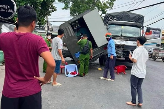 TP.HCM: Xe chở phạm nhân va chạm với xe tải khi di chuyển xuống trại giam, 2 cán bộ công an và phạm nhân bị thương