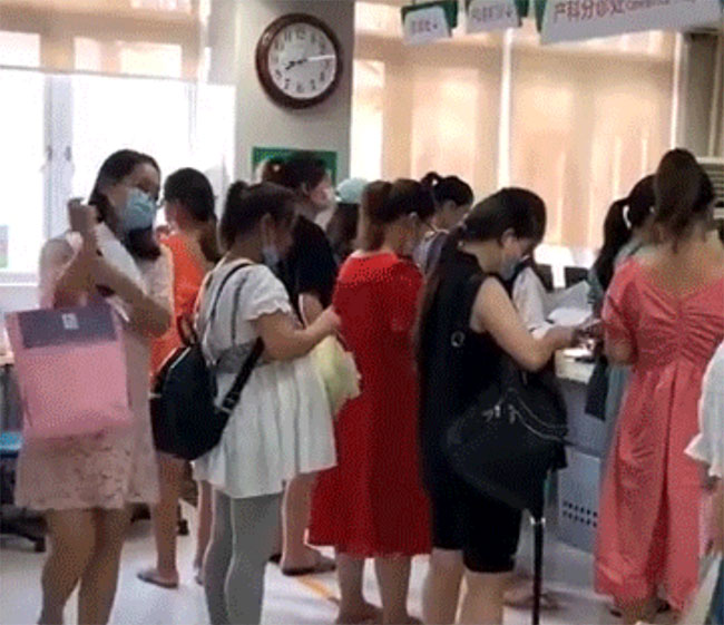 Mang thai 6 tháng, đi khám thai một mình, thấy một anh chồng cúi xuống làm điều này, tôi mới hiểu được ý nghĩa của hôn nhân-2