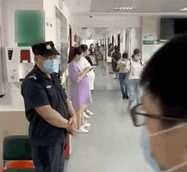 Mang thai 6 tháng, đi khám thai một mình, thấy một anh chồng cúi xuống làm điều này, tôi mới hiểu được ý nghĩa của hôn nhân-3