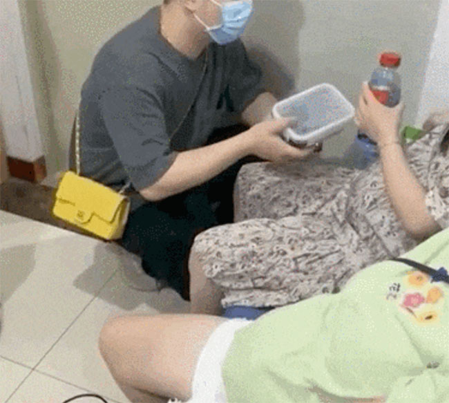 Mang thai 6 tháng, đi khám thai một mình, thấy một anh chồng cúi xuống làm điều này, tôi mới hiểu được ý nghĩa của hôn nhân-4