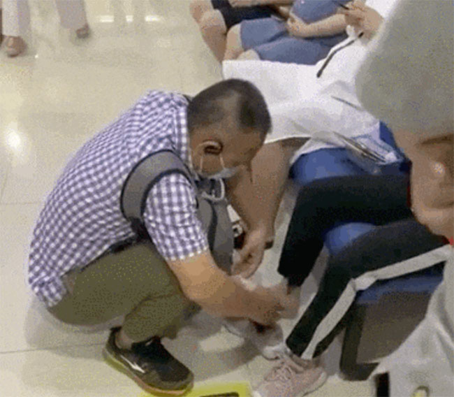 Mang thai 6 tháng, đi khám thai một mình, thấy một anh chồng cúi xuống làm điều này, tôi mới hiểu được ý nghĩa của hôn nhân-5