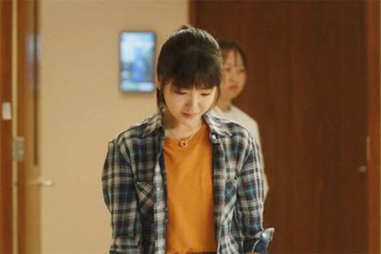 Mang thai 6 tháng, đi khám thai một mình, thấy một anh chồng cúi xuống làm điều này, tôi mới hiểu được ý nghĩa của hôn nhân