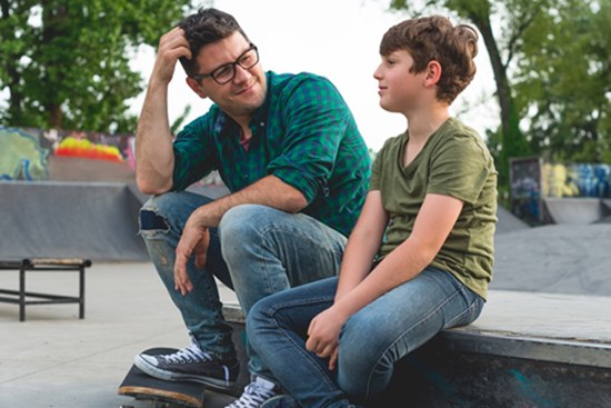 Con trai tuổi dậy thì bỗng ương bướng và gàn dở, cha mẹ cần nuôi dạy thế nào để hiệu quả?