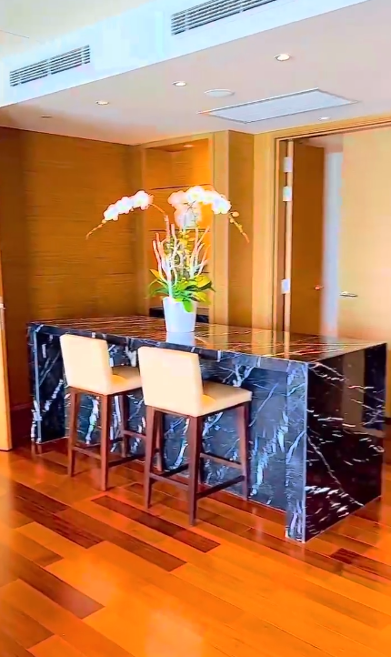 Vợ chồng nữ đại gia Di Băng chi 15 triệu/đêm ở phòng Tổng thống nhưng lại thèm 1 món bèo bọt được cất trong tủ siêu sang của khách sạn-1