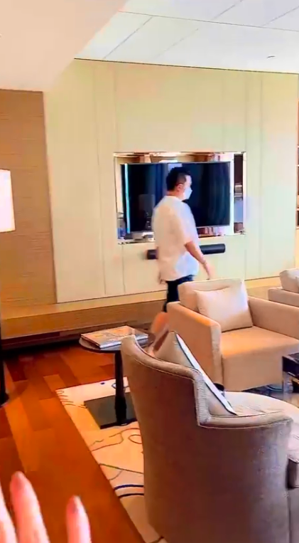 Vợ chồng nữ đại gia Di Băng chi 15 triệu/đêm ở phòng Tổng thống nhưng lại thèm 1 món bèo bọt được cất trong tủ siêu sang của khách sạn-4