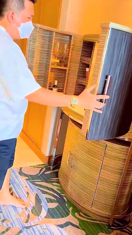 Vợ chồng nữ đại gia Di Băng chi 15 triệu/đêm ở phòng Tổng thống nhưng lại thèm 1 món bèo bọt được cất trong tủ siêu sang của khách sạn-7