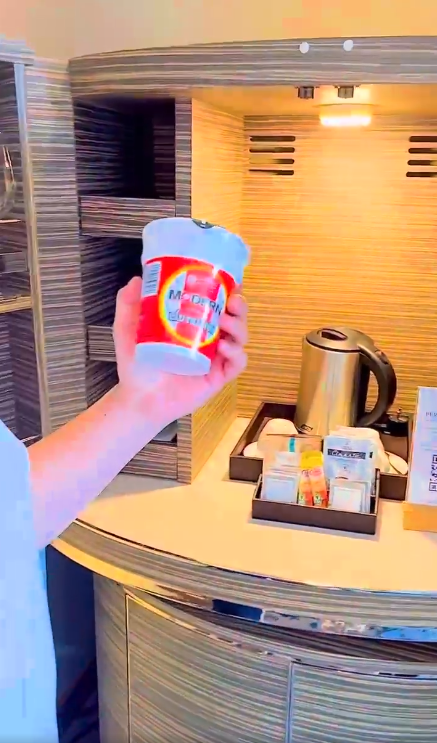 Vợ chồng nữ đại gia Di Băng chi 15 triệu/đêm ở phòng Tổng thống nhưng lại thèm 1 món bèo bọt được cất trong tủ siêu sang của khách sạn-8