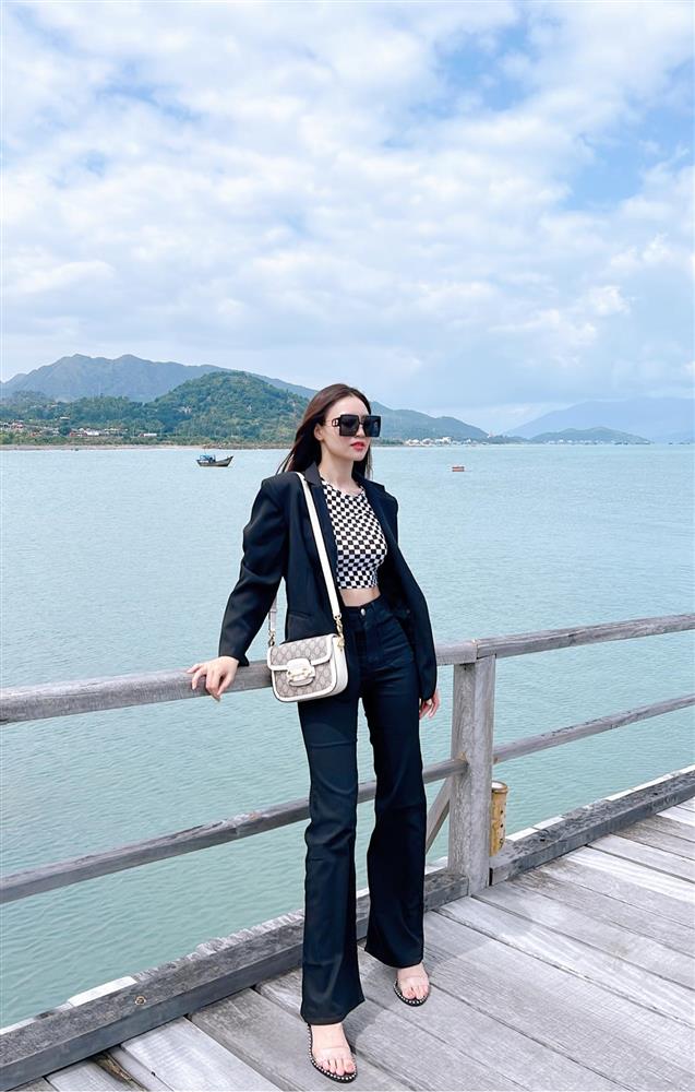 Đụng hàng Mai Phương Thúy, Lan Ngọc thua thiệt gần 20cm nhưng vẫn hack dáng thông minh-7