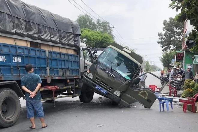 Clip 30 giây bóc khoảnh khắc gây tai nạn nghiêm trọng giữa xe tải và xe chở phạm nhân-1
