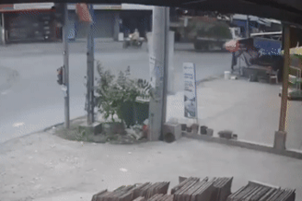 Ngã dúi dụi trước đầu ô tô, nam thanh niên liền ra dấu hiệu khẩn với tài xế-1
