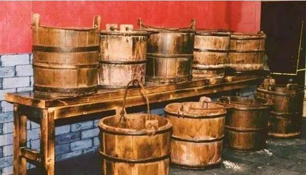 Tử Cấm Thành không có nhà vệ sinh, vậy người sống trong cung phải giải quyết nhu cầu hằng ngày bằng cách nào? Câu trả lời cực kỳ đơn giản!-1