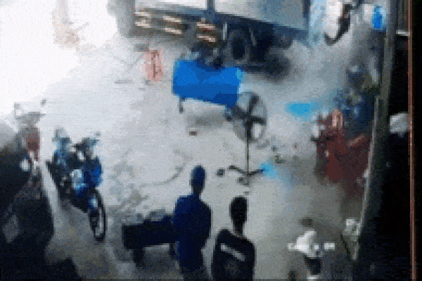 Ô tô đang đổ xăng phát nổ kinh hoàng-1