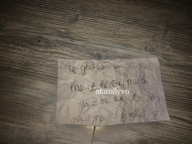 Trách móc cả ngày vì con lớn quá phiền phức, mẹ nghẹn lòng, day dứt khi đọc dòng tâm sự vỏn vẹn 25 từ trong mẩu giấy nhỏ-1