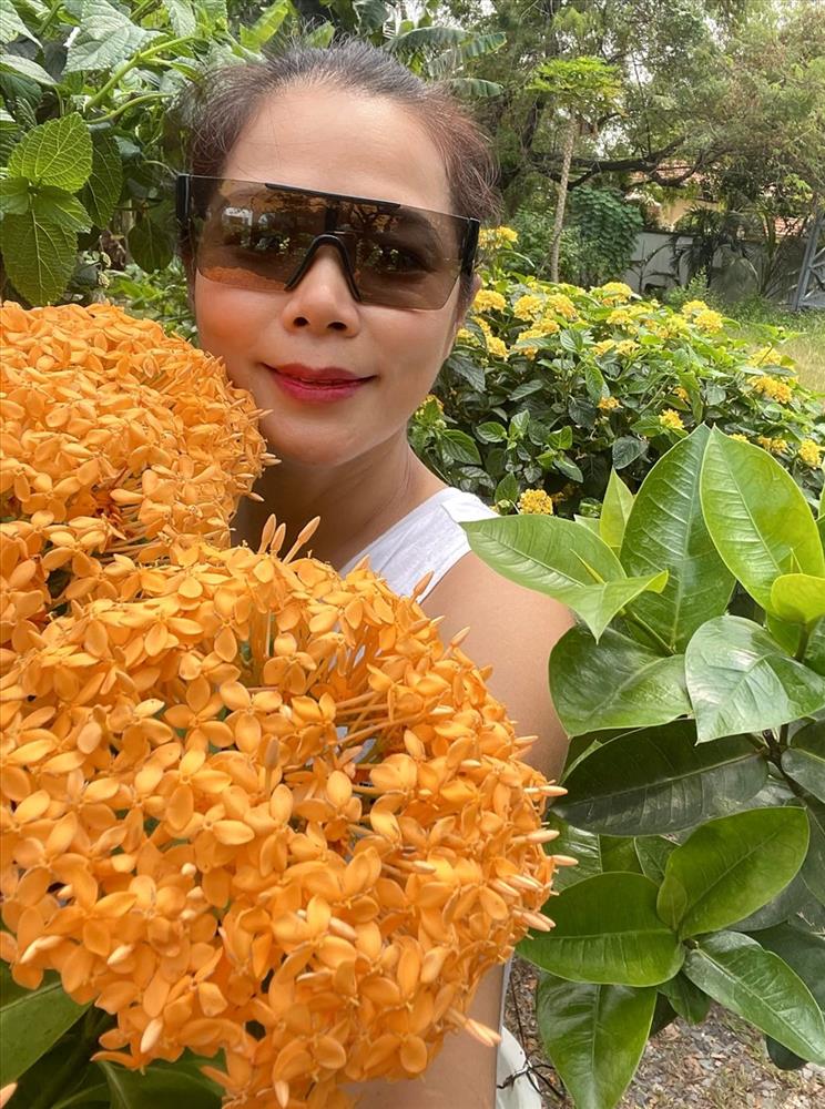 Cùng ca sĩ Mỹ Lệ thu hoạch khu vườn đầy hoa trái ăn không xuể-1