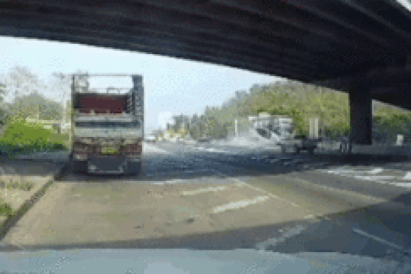 Ô tô bất ngờ lao thẳng vào tiệm tóc, chủ tiệm may mắn thoát nạn-1