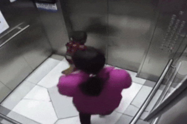 Hà Nội: Nghẹt thở phút giải cứu bé 4 tuổi kẹt dưới hố thang máy-5