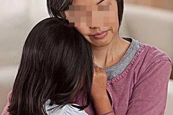 Mẹ đi vắng 1 tháng, con gái than liên tục thấy tiếng động lạ trong phòng bố, biết được nguyên nhân bà mẹ lập tức đòi ly hôn-2