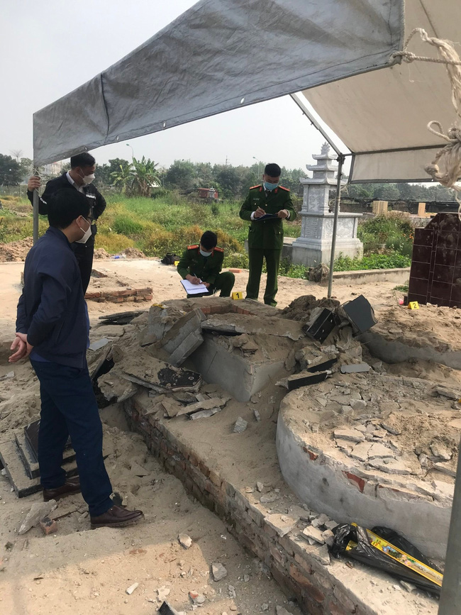 Hà Nội: Mộ phần cụ ông bị đào bới, đập phá chỉ sau vài ngày chôn cất-1