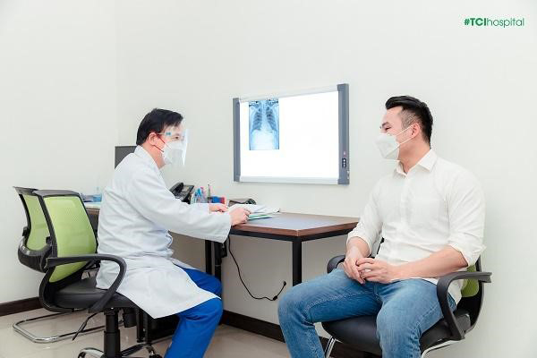Hậu Covid-19: Tổn thương phổi khó lường phát hiện qua thăm khám-3