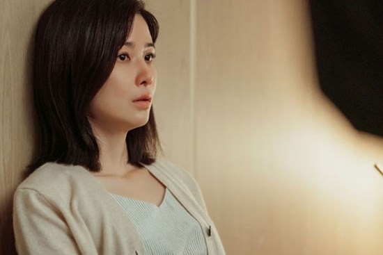 Ngay sau khi mẹ mất, vợ tôi tự tay dọn dẹp sạch sẽ phòng của bà và khi nhìn thứ vợ khoe, tôi chua chát tận cùng