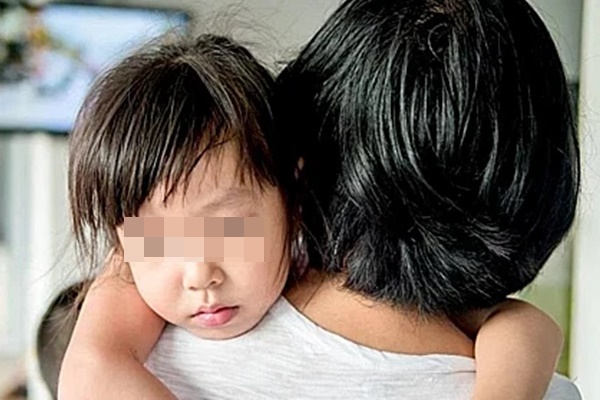 Khi nào ba mẹ mới về vậy bà nội - Câu nói của cô bé 3 tuổi khiến ai cũng rưng rưng-1