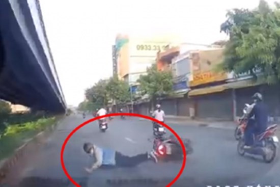 Ngã dúi dụi trước đầu ô tô, nam thanh niên liền ra dấu hiệu khẩn với tài xế