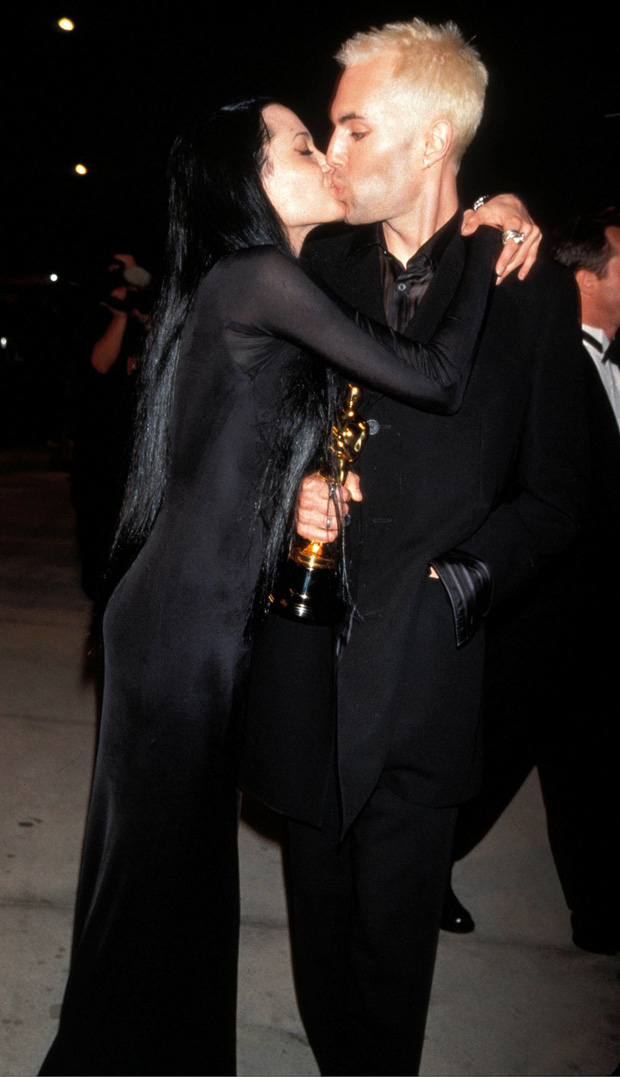 Vì 1 nụ hôn ở Oscar, Angelina Jolie đã hại anh trai thê thảm đến mất cả sự nghiệp: 22 năm sau ngoại hình xuống cấp gây sốc!-2