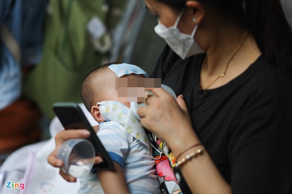 Mẹ bỉm gào khóc khi con bị sốt cao do Covid-19: Em khó khăn lắm mới có bé, em nguyện đổi sức khỏe của mình, xin bác sĩ hãy cứu giúp-2