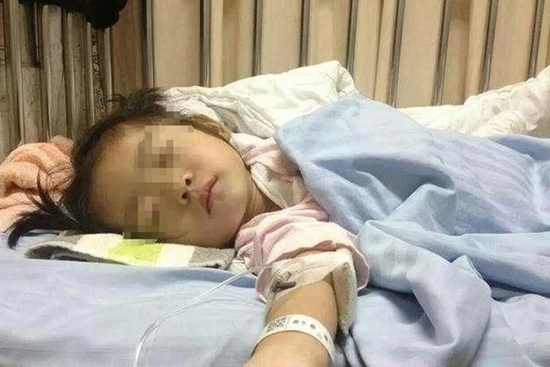 Bé gái 8 tuổi đột nhiên tức ngực, ho ra máu, không ngờ mắc ung thư phổi giai đoạn cuối chỉ vì một thói quen xấu của bố